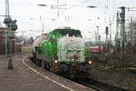 Die G18 von Vossloh kommt mit einem Kalkzug vom Angertal zu den Braunkohlekraftwerken bei Grevenbroich und kommt aus Richtung Duisburg und fährt durch Mönchengladbach-Hbf in Richtung Rheydt-Hbf,Grevenbroich.
Aufgeommen vom Bahnsteig 1 in Mönchengladbach.
Bei Sonne und Wolken am Kalten Nachmittag vom 6.1.2018.