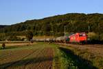 Bei Breitenfurt hält sich das Licht immer am längsten. Der von der noch in der HGK Farbgebung befindlichen 145-CL 012 gezogene Kesselwagenzug wäre an allen anderen Fotostellen im Altmühltal bereits im Dunkeln gewesen (12. September 2016).