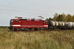 Gerade angekommen und schon ein Highlight vom Tag, da kommen Kindheitserinnerungen wieder hoch. BR 243 559-2 der DeltaRail kommend aus dem Hagenower Land. 3km östlich von Büchen 17.10.2017