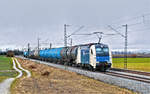 Die WLC 1216 951 fährt nach dem Sturm am 19.1.2018 in Osterhofen mit einem Kesselwagenzug nach Süden vorbei.