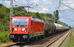 187 083 [NVR-Number: 91 80 6187 083-1 D-DB] mit gemischtem Kesselwagenzug am 11.07.18 Bf. Berlin-Hohenschönhausen.