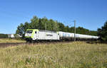 Captrain 185 581-6 mit GATX Kesselwagen, kommend aus Richtung Schwerin. 3km östlich von Büchen, 06.08.2018.