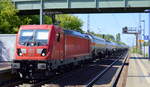 DB Cargo Deutschland AG  mit  187 121  [NVR-Number: 91 80 6187 121-9 D-DB] mit einem Gasdruckkesselwagenzug (Propen) am 22.08.18 Bf. Flughafen Berlin-Schönefeld.
