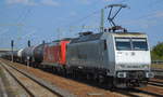 RheinCargo GmbH & Co. KG mit  145 086-5  [NVR-Number: 91 80 6145 086-5 D-RHC] und  185 630-1  + Kesselwagenzug am Haken am 06.09.18 Bf. Flughafen Berlin-Schönefeld. 