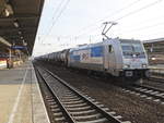 185 681-4 passiert den Bahnhof Berlin Schönefeld Flughafen am 06. Februar 2019 mit einem Ganzzug Kesselwagen.