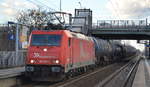 RheinCargo GmbH & Co. KG mit  185 588-1/2056  [NVR-Number: 91 80 6185 588-1 D-RHC] mit Kesselwagenzug (Benzin) am 11.02.19 Durchfahrt Bf. Berlin-Hohenschönhausen.