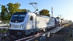 RheinCargo GmbH & Co. KG, Neuss [D] mit  187 074-0  [NVR-Nummer: 91 80 6187 074-0 D-RHC] und Kesselwagenzug (leer) Richtung Stendell am 22.09.19 S-Bhf. Berlin Karow.