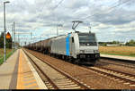 Kesselzug mit 185 691-3 der Railpool GmbH, vermietet an die HSL Logistik GmbH (HSL), durchfährt den Bahnhof Rodleben auf der Bahnstrecke Trebnitz–Leipzig (KBS 254) Richtung Gleisdreieck.
[10.8.2019 | 13:23 Uhr]