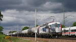 Jetzt im Design EP Cargo, Operated by LokTrain, Vectron 383 064, mit einem Zug Kesselwagen von Hamburg kommend in Richtung Lüneburg; kurz vor Winsen (Luhe) (just in dem Moment kreuzt hier der ICE 1582 aus München), 14.05.2020

