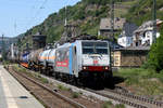 186 498 DB/Railpool mit Kesselwagen am 27.05.2020 bei der Durchfahrt in Kaub.