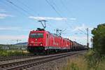Am Nachmittag des 08.07.2020 fuhr AKIEM/RHC 2051 (185 582-4) zusammen mit AKIEM/RHC 2053 (185 585-7) und einem leeren Kesselzug aus der Schweiz nördlich von Hügelheim durchs Rheintal in Richtung Freiburg.
