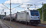 RheinCargo GmbH & Co. KG, Neuss [D] mit ihrer  187 078-1  [NVR-Nummer: 91 80 6187 078-1 D-RHC] und einem Kesselwagenzug am 28.06.23 Höhe Bahnhof Glöwen.