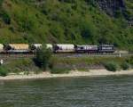 185 er der RSB Logistic und eine Claas 66 der HGK vor einen Braunkohlenstaub-Gterzug auf der rechten Rheinseite, in hhe Boppard am 30.07.2006, in Richtung Sden unterwegs.