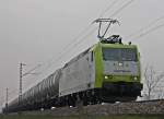 185 550-1 von Captrain mit einem GATX Kesselwagenganzzug am 27.03.2013 kurz hinter Mllheim (Baden) bei Hgelheim.