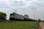 Auch am 13.04.2014, die Captrain 185 541-0 mit dem leeren Kerosin Kesselzug aus Zürich Flughafen, kurz hinter dem Bahnhof von Müllheim (Baden) gen Norden.