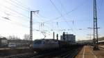 185 621-0 von der Rurtalbahn kommt durch den Würzburger-Hbf mit einem langen Kesselzug aus Richtung Norden und fährt in Richtung Nürnberg.
Aufgenommen in Würzburg-Hbf bei schönem Sonnenschein am Nachmittag vom 20.2.2015.