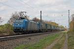 Durchfahrt am 13.04.2017 von ATLU/XRAIL 185 525-3 mit einem  LKW Walter -KLV aus Zeebrugge durch den Bahnhof von Heitersheim in Richtung Basel.