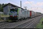 KLV-Zug mit Re 475 402-4 (Siemens Vectron) der BLS Cargo AG durchfährt den Haltepunkt Auggen auf der Bahnstrecke Mannheim–Basel (Rheintalbahn | KBS 703) Richtung Freiburg im Breisgau.
Aufgenommen im Gegenlicht, während sich wieder eine Fotowolke vor die Sonne schob.
[13.7.2018 | 15:39 Uhr]