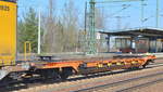 Drehgestell-Taschenwagen vom Einsteller WASCOSA in der Schweiz mit der Nr. 33 RIV 85 CH-WASCO 4526 559-1 Sdgnss (leer) am 04.04.19 Bf. Flughafen Berlin-Schönefeld.