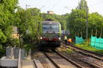 475 404-0 von BLS  kommt aus Richtung Aachen-West mit einem LKW-Zug aus Zeebrugge(B) nach Novara(I) und fährt durch Aachen-Schanz in Richtung