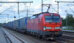 DB Cargo AG [D] mit  193 314  [NVR-Nummer: 91 80 6193 314-2 D-DB] und KLV-Zug am 12.10.21 Durchfahrt Bf. Golm (Potsdam).