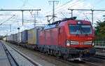 DB Cargo AG [D] mit  193 346  [NVR-Nummer: 91 80 6193 346-4 D-DB] und KLV-Zug am 12.10.21 Durchfahrt Bf. Golm (Potsdam).