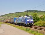 152 135 Albatros mit einem KLV-Zug bei Thngersheim in Richtung Wrzburg am 24.7.2012