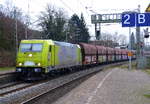 119 008-0 von Rhein-Cargo  kommt aus Richtung Köln,Grevenbroich mit einem Kohlezug  aus Köln nach Neuss und fährt durch Rheydt-Hbf und fährt in Richtung Mönchengladbach-Hbf. Aufgenommen vom Bahnsteig 2 in Rheydt-Hbf. 
Bei leichtem Schneefall am Kalten Nachmittag vom 6.2.2018.