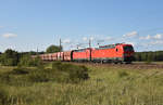 DB Cargo mit dem täglichen Erzzug kommend aus Richtung Hamburg. In Front und in Doppeltraktion sind die 193 327-4 und 193 302-7 Vectrons. 3km östlich von Büchen, 05.09.2018.