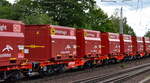 Hier also die neuen DB Cargo Gelenk-Containertragwagen mit den roten innofreigt Schüttgutcontainer (angedacht für die Erztransporte) für das ArcelorMittal Stahlwerk Eisenhüttenstadt, im Bild der Wagen mit der Nr. 31 TEN 80 D-DB 4658 007-8 Sggmmrrs 697.0 am 07.08.21 Berlin Hirschgarten.
