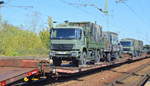 Flachwageneinheit mit abgesenktem Fußboden vom Einsteller TRANSWAGGON mit der Nr. 23 RIV 80 D-TWA 4334 324-9 Laadks 800 A beladen mir einem Bundeswehr LKW Typ Mercedes-Benz Axor 1829 A (Lkw 5 t hümS (4×4)) + Hänger und einem Wolf Geländefahrzeug in einem Militärtransport am 05.10.18 Bf. Flughafen Berlin-Schönefeld.