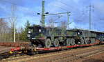 Flachwageneinheit mit abgesenktem Fußboden vom Einsteller TRANSWAGGON im Einsatz für die Bundeswehr mit der Nr. 23 RIV 80 D-TWA 4334 288-6 (P) Laadks 800 A beladen mit zwei Bundeswehr LKW 10 t mil gl KAT I (8×8) am 10.01.19 in einem Militärtranportzug Bf. Flughafen Berlin-Schönefeld.  