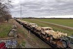 Nachschuss auf den Militärzug der U.S. Army am Bü Zöberitzer Weg in Halle (Saale) Richtung Delitzsch - hier mit etlichen  High Mobility Multipurpose Wheeled Vehicles  ( Humvee ) auf Flachwagen der Gattung  Rs .

🧰 DB Cargo
🚩 Bahnstrecke Halle–Cottbus (KBS 219)
🕓 6.3.2021 | 14:02 Uhr