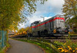 
Die Vossloh G 12 – 4120 001-7 „Karl August“ (92 80 4120 001-7 D-KAF) der KAF Falkenhahn Bau AG (Kreuztal) am 04.11.2020 mit einem Kippwagenzug (Kippwagen MK 45 DH „LW-Kipper“, der Gattung Rlps), beladen mit Aushubschotter (Altschotter) in Herdorf. Der Zug fährt später den Altschotter, über Betzdorf und Kreuztal, zum Recycling nach Bochum ab.

Die G12 wurde 2010 von Vossloh in Kiel unter der Fabriknummer 5001919, als Prototyp, gebaut und bereits auf der InnoTrans 2010 präsentiert. Von 2015 war sie an die SLG Spitzke Logistik GmbH vermietet und fuhr als G 12 - SP - 012 (92 80 4120 001-7 D-VL). Seit 2017 gehört dieses Einzelstück der KAF Falkenhahn Bau AG in Kreuztal. Übrigens, die Lok trägt den Namen des Firmengründers Karl August Falkenhahn, der die Baufirma 1919 in Kreuztal gründete, daher auch die Bezeichnung KAF für Karl August Falkenhahn.

Die Vossloh G 12 bleibt ein Einzelstück, lediglich von der diesel-elektrischen Variante (DE 12) wurden bisher 5 Stück gebaut. Die leistungsstärkere Serie G18 / DE 18 ist erheblich erfolgreicher.
