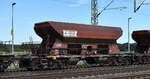 Vierachsiger Schotterwagen (Mietwagen KIROW Leipzig, siehe auch altes Logo am Wagen) der DB Cargo AG mit der Nr. 81 80 D-DB 6940 897-4 Facs 140 in einem Schotterzug am 21.09.23 Durchfahrt Bahnhof Rodleben.