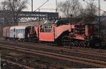 Am 19.01.2017 stand der Tragschnabelwagen 80 996 4 900-6, mit einem Trafo beladen,  im Bahnhof Riedstadt-Goddelau auf einem Nebengleis.