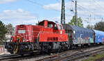 DB Cargo AG, Mainz mit ihrer  261 014-5  (NVR:  92 80 1261 014-5 D-DB ) und einem Ganzzug slowakischer Drehgestell-Flachwagen mit Planeabdeckung am 03.05.23 Vorbeifahrt Bahnhof Magdeburg Neustadt.