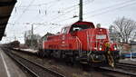 DB Cargo AG, Mainz mit ihrer  261 089-7  (NVR:  92 80 1261 089-7 D-DB ) mit gemischten Güterwagen Richtung Werk Halle/Ast. Magdeburg am 31.01.24 Vorbeifahrt Bahnhof Magdeburg Neustadt.