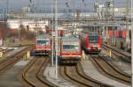 Im Umschlagbahnhof Wuppertal-Langerfeld gibt es eine Abstellgruppe in der sich am 7.3.09 die im Samstagsbetrieb nicht bentigten 628 670, der letzte gebaute 628 704, 422 006 sowie ein zweiter 422er sonnen. Ich frage mich, warum die 422er mit dem Bgel am Fahrdraht abgestellt werden.