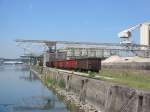 Eine Reihe von offenen Gterwagen steht am 27.05.2005 bei einer Verladebrcke an Becken 4 des Karlsruher Rheinhafens.