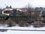 Ein Zug mit Panzern der US-Army verlt gerade den Bahnhof Pressath (Oberpfalz/Bayern).
Ganz in der Nhe befindet sich der grte europische Truppenbungsplatz der US-Streitkrfte (Grafenwhr), deshalb sieht man Zge dieser Art hier hufiger.
(Bild aufgenommen am 4.12.2005)
