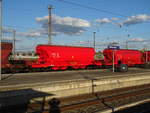 Selbstentladewagen mit Schwenkdach (Tanoos 896), Wagennummern 31 RIV 80 D-DB 0691 213-9 und31RIV 80 D-DB 0689 059-0. Aufgenommen im Bf. Oranienburg (Strecke Berlin -Rostock) am 30.4.2018.