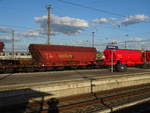 Selbstentladewagen mit Schwenkdach (Tanoos-y 896), Wagennummer 31RIV 80 D-DB 0689 482-4. Dieser hier trug noch den anstrich von  Railion . Aufgenommen ebenfalls im Bf. Oranienburg (Strecke Berlin -Rostock) am 30.4.2018.