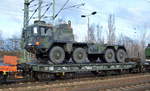 Auf einem vierachsigen Flachwagen der Bundeswehr mit der Nr.