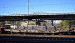 Drehgestell-Flachwagen der DB Cargo mit der Nr. 31 RIV 80 D-DB 4863 807-2 Samms 710 beladen mit Stahlbrammen in einem Ganzzug am 08.01.24 im Bahnhof Schönefeld (b.Berlin).