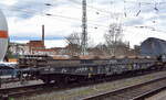 DB Cargo mit einem 6-achsigen Drehgestell-Flachwagen mit Lademulden für Coils mit der Nr. 31 RIV 80 D-DB 4871 222-4 Sahmns-t 710 in einem gemischten Güterzug am 24.02.24 Vorbeifahrt Bahnhof Magdeburg-Neustadt.