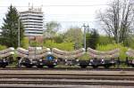 Einzelner Wagen eines Ganzzuges im Bahnhof Crailsheim mit mir nicht bekannter Ladung (Betonfertigteile für?) 27.04.2015