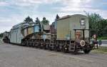 Niederbordwagen-Schwertransport mit Siemens Generator, abgestellt am Bf Meckenheim - 31.07.2010