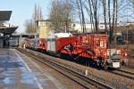 Ein Trafotransport mit einem Schienentiefladewagen der Bauart Uaai 839 als  62909 (Honnef-Ulzburg) am 02.02.2014 auf der Hamburger Güterumgehungsbahn. Die Tragschnabelwagen der Bauart Uaai 839 besitzen ein Eigengewicht von 262,5 Tonnen und haben eine maximale Tragfähigkeit von 454 Tonnen. Auf dem Bild passiert der von 261 017-8 gezogene Zugverband die S-Bahn-Station Wandsbeker Chaussee.