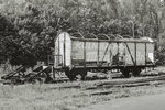 Bierwagen des Kulmbacher Mönchshof-Bräus. Der Wagen befindet sich in Privatbesitz und steht auf dem Gelände des Bw Selb, das heute den Modell- und Eisenbahnclubs Selb-Rehau e.V. beherbergt. 21.05.2016
Analogfoto auf Ilford XP2 (400 ASA), Nikon F801, 50mm, f11, 1/500